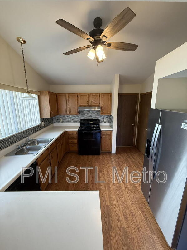 Building Photo - 3865 Kentucky Derby Dr