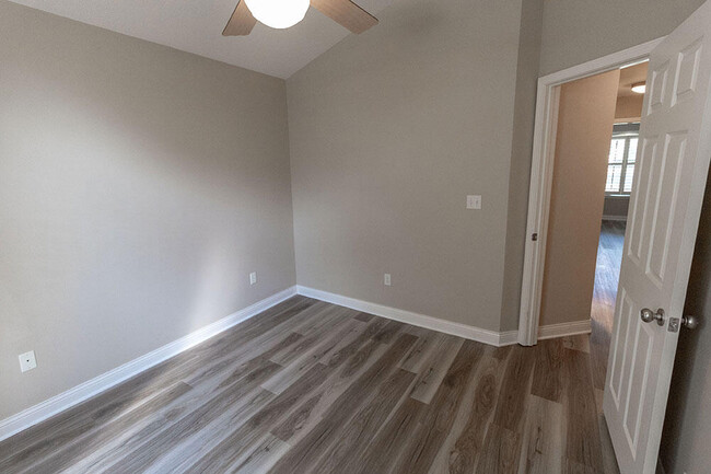 Building Photo - 6900 Madison Creek Dr
