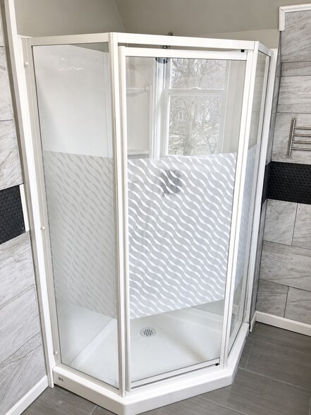 Stand up shower - 346 Parkdale Ave