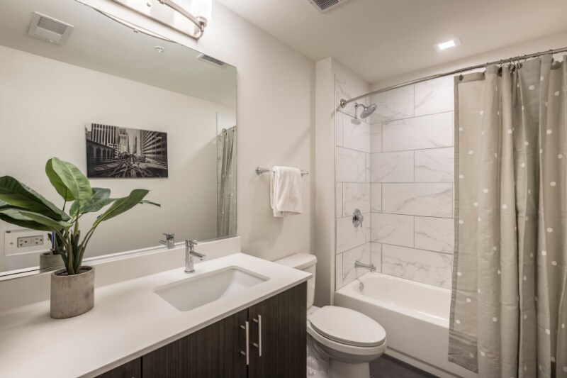 Building Photo - 230 W Evergreen Ave