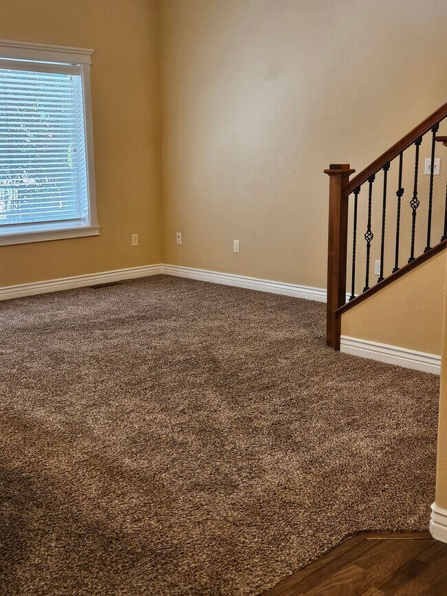 Building Photo - 3/2.5 in Boise-2 Car Garage, Fireplace, Vaulted Ceilings, Landscaping Included.