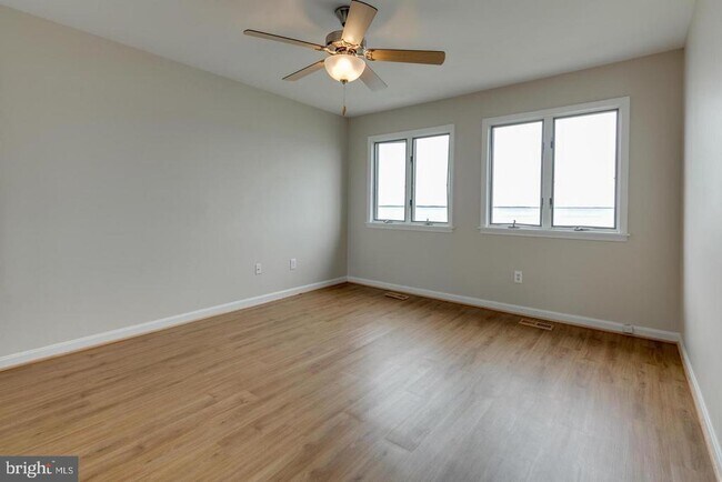 Building Photo - 11 Queen Elizabeth Ct