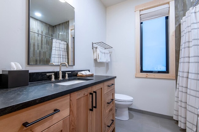 Building Photo - 3402 Alta Vista Dr
