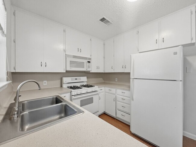 Building Photo - 3402 S Oak Dr