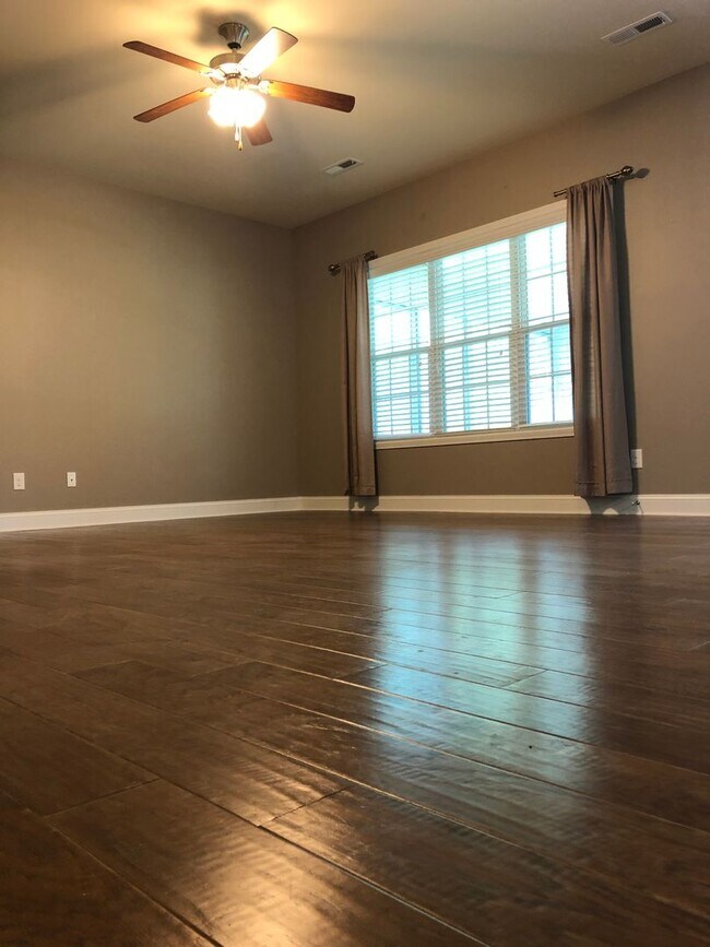 Building Photo - Stunning 3 bedroom, 2 1/2 bath 2 story home