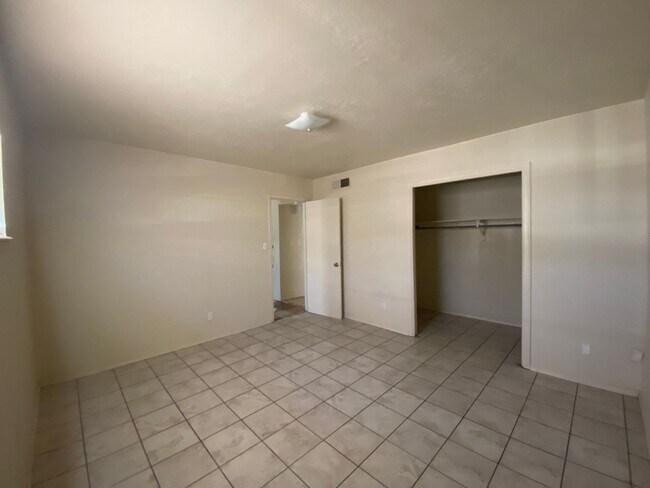 Building Photo - Nice two bedroom close to NMSU!