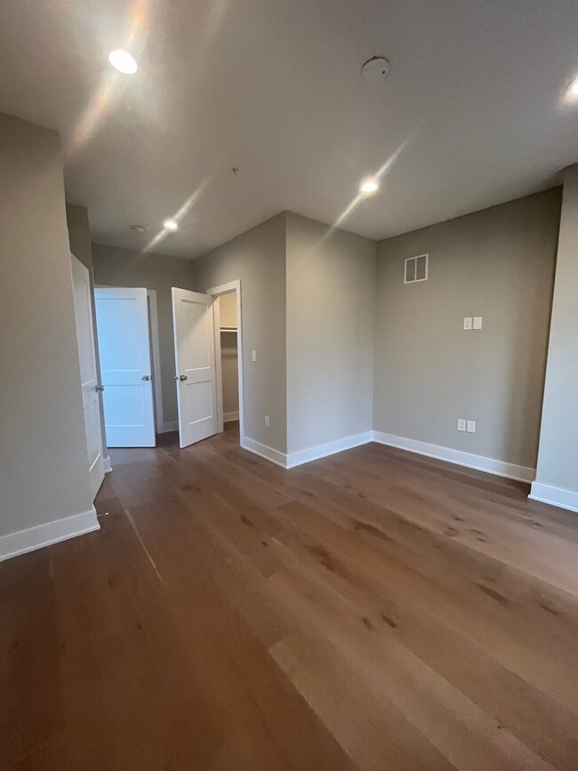 Building Photo - Gorgeous 3 BR/2 BA Apartment in Ivy City!