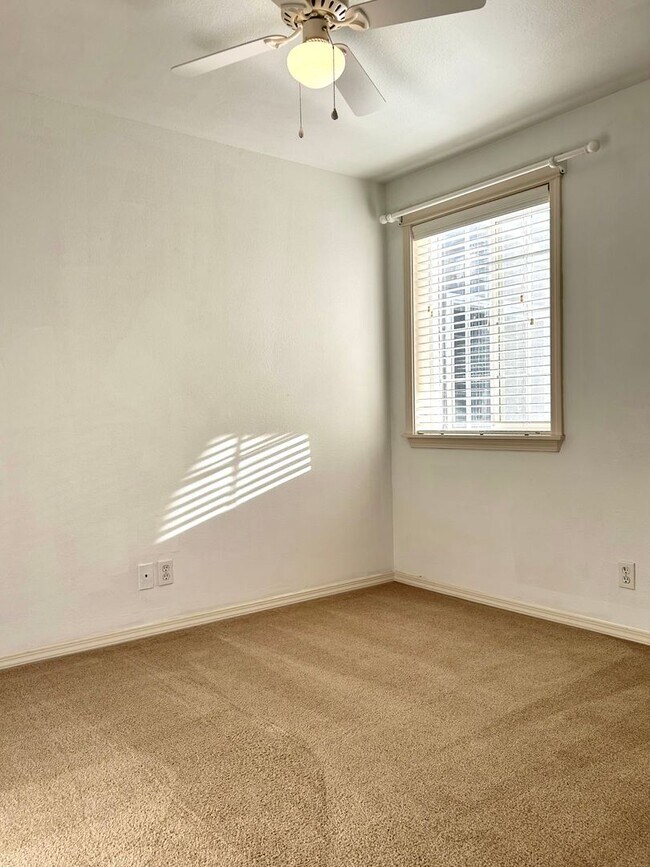Building Photo - Beautiful Three Bedroom Townhome