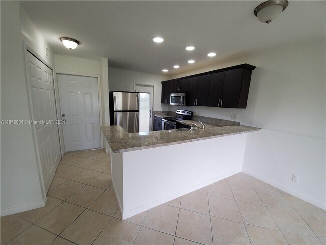 Building Photo - 560 SE 2nd Ave