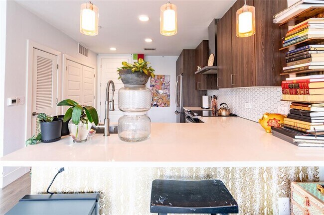 Building Photo - 2213 Poquito St