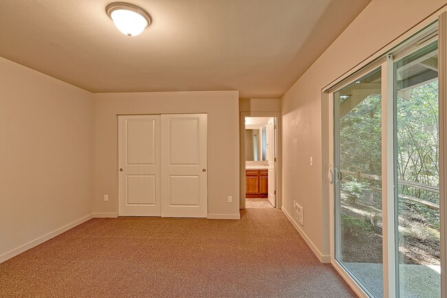 Building Photo - Spacious Townhome With Two Primary Ensuites