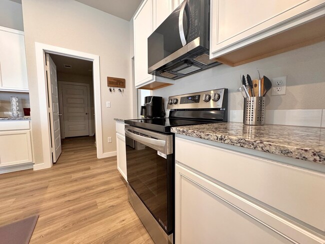 Building Photo - 10817 Saloon St