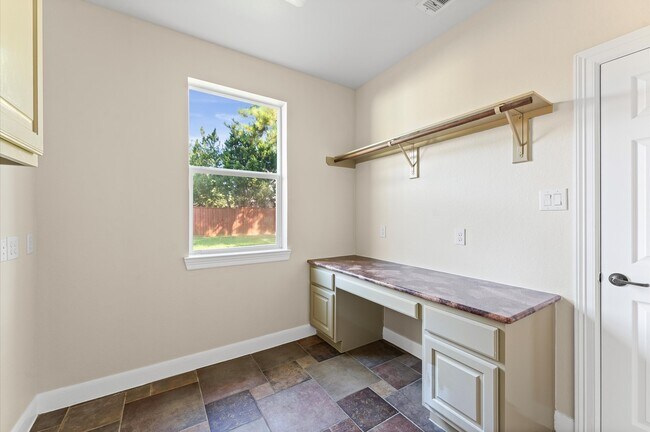 Building Photo - 7 N Beech Springs Cir