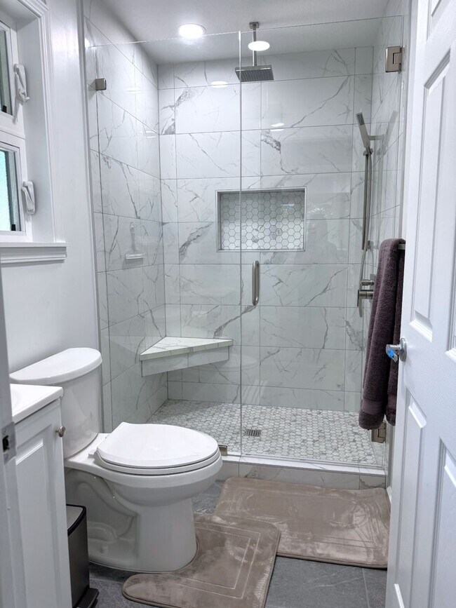 Building Photo - Dune Circle - Renovated three bedroom, two...