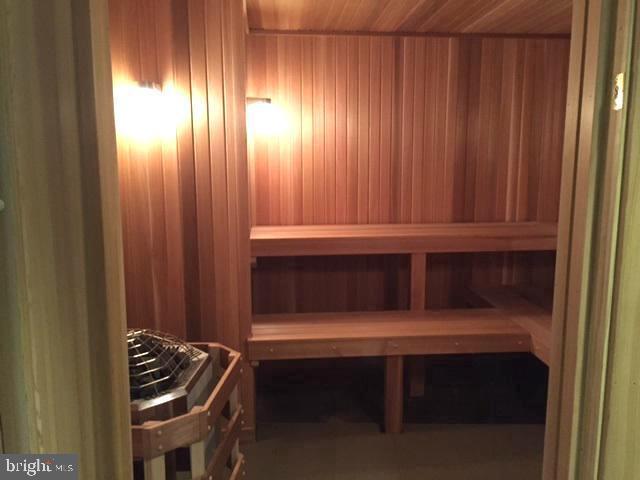 Building Photo - 2456 Eastbourne Dr