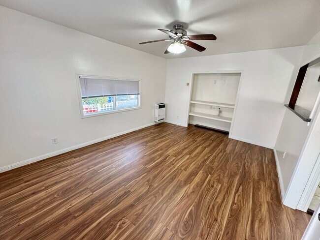 Building Photo - 5223 De Longpre Ave