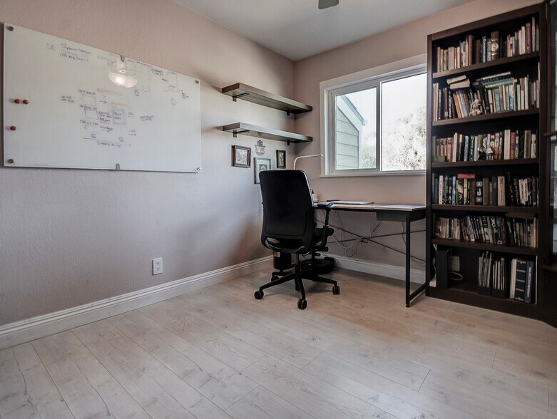 Building Photo - 11 Seamist Ct