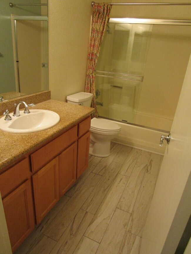 Building Photo - Gated Raintree Terrace Condo!