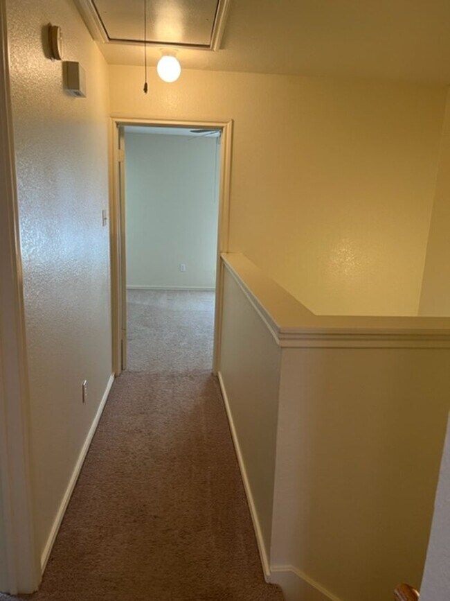Building Photo - 915