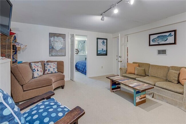 Building Photo - 39 Brenton Rd