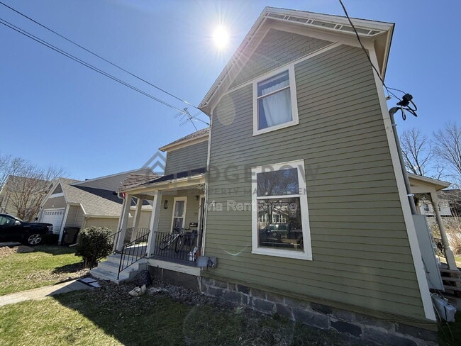 Building Photo - 136 Centennial St