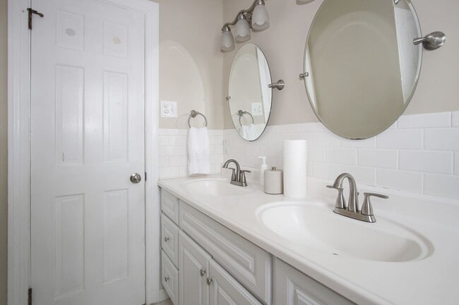 Building Photo - 427 Elizabeth Lake Dr