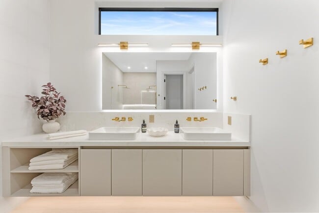 Building Photo - 220 S Swinton Ave