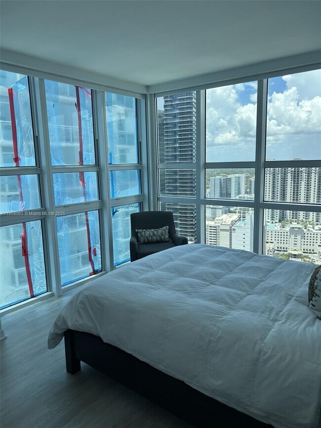 Building Photo - 950 Brickell Bay Dr