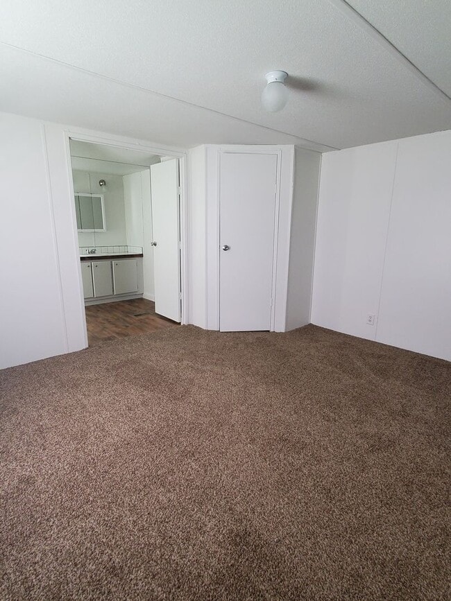 Building Photo - Ready to move in!