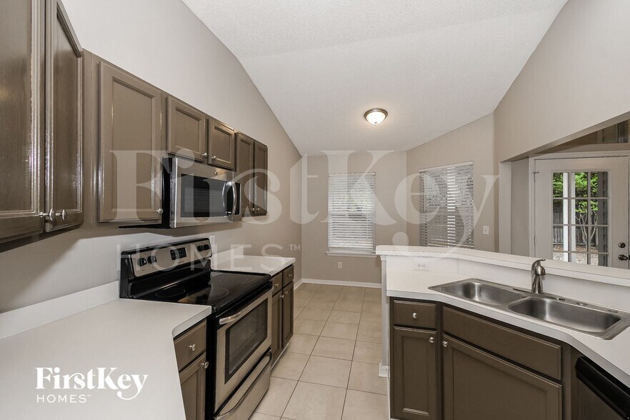 Building Photo - 3421 Provincial Cir S