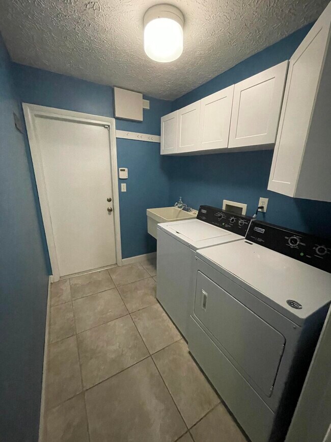 Building Photo - 2616 Newport Dr