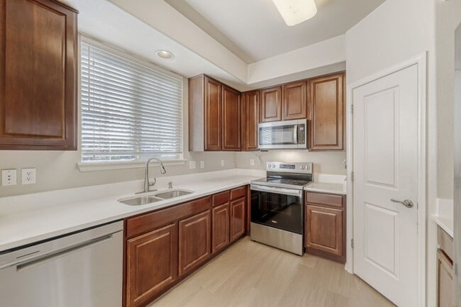 Building Photo - 3 Bed 3 Bath Townhouse in Westminster