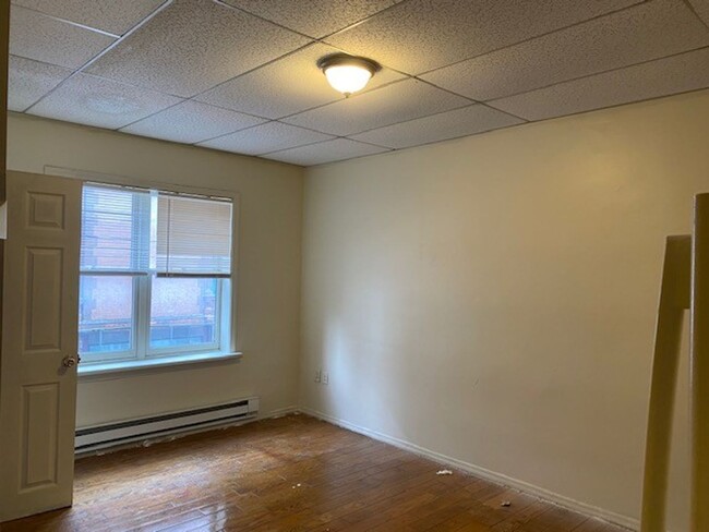 Building Photo - 1 Bedroom Efficiency For Rent Located on 2...