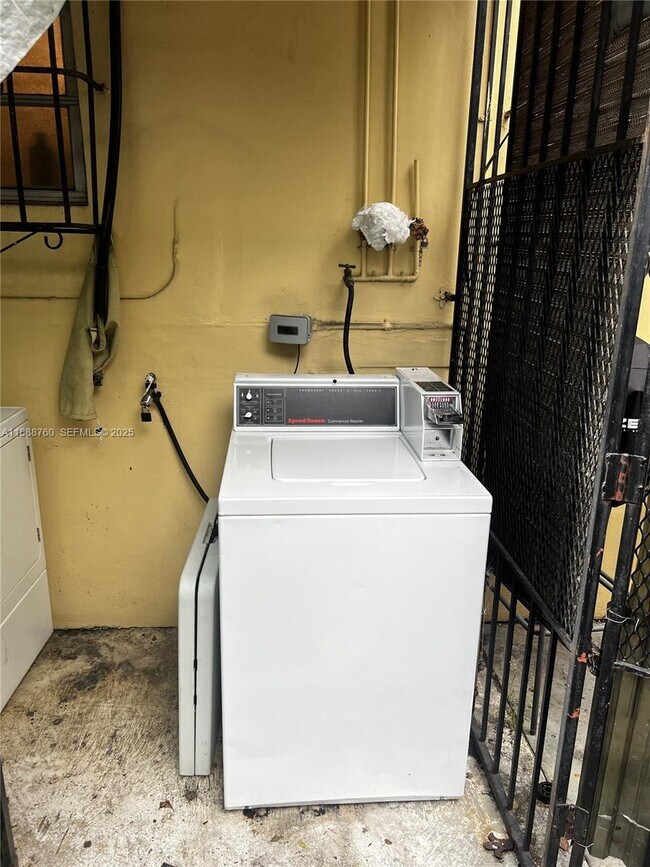 Building Photo - 619 SW 11th Ave