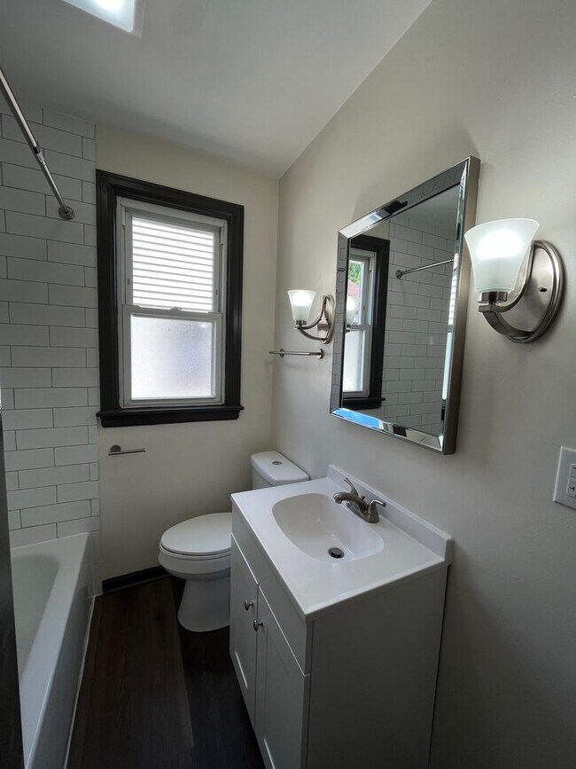 Building Photo - Updated 2 Bedroom, 1 1/2 Bath Home With Fe...