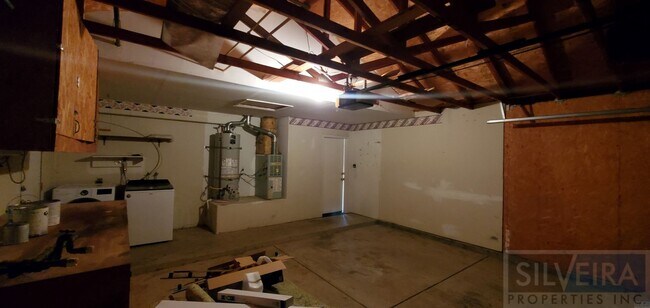 Building Photo - 2 Bedroom Santa Maria home available!