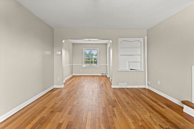 Building Photo - Beautiful updated townhome