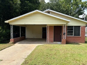 Building Photo - Spacious Two Bedroom Home