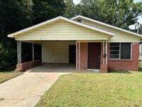 Building Photo - Spacious Two Bedroom Home