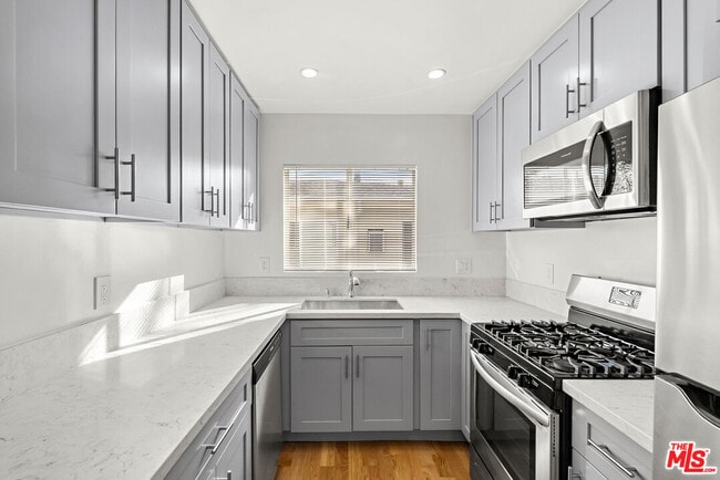 Building Photo - 1425 N Harper Ave