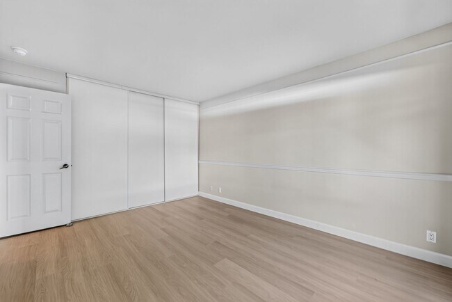 Building Photo - Beautifully Updated 2BR Condo with New Appliances & Community Pool