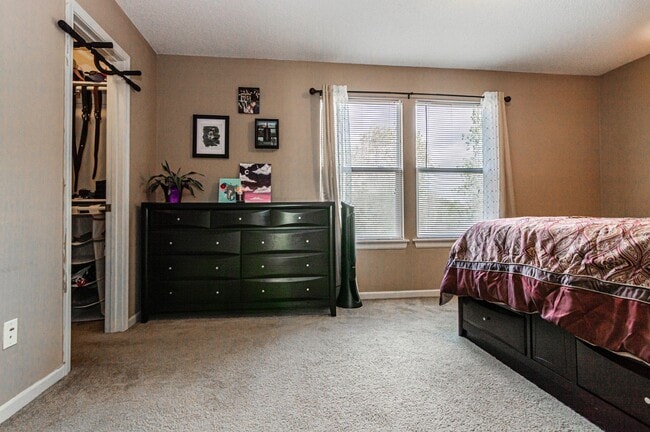 Building Photo - Spacious Home Close to Fort Riley!