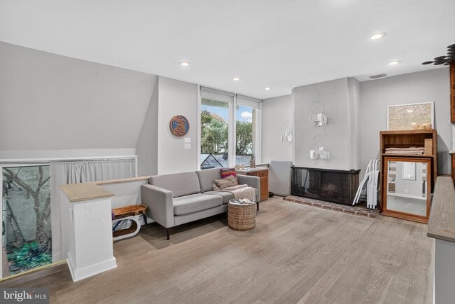 Building Photo - 812 Lombard St