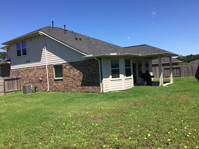 Building Photo - 15610 Whisper Woods Dr