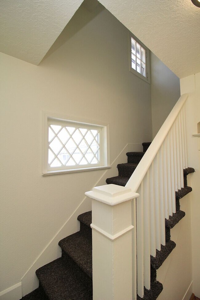 Building Photo - UNIVERSITY LIVING - Beautiful 5 Bedroom Ho...
