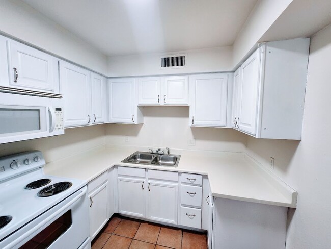 Building Photo - 827 E Hazel Dr