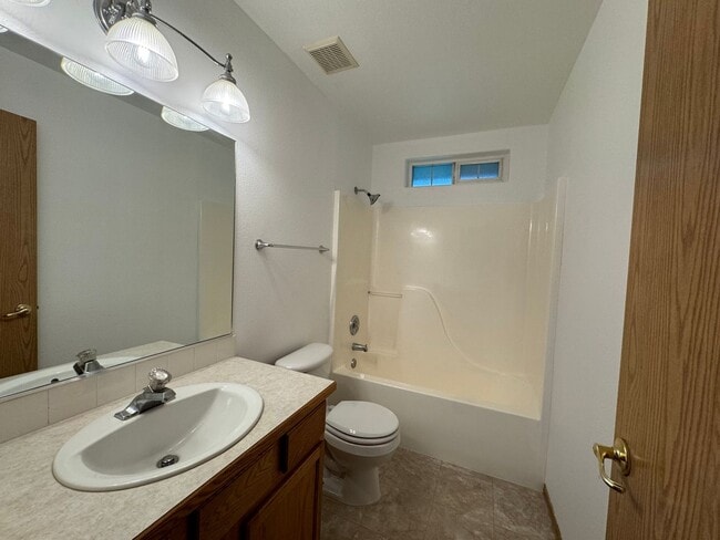 Building Photo - 2 bedroom 2 bathroom Roseburg Duplex