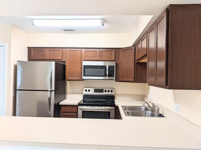 Building Photo - Well kept 2 bed/2.5 baths Townhome in the ...