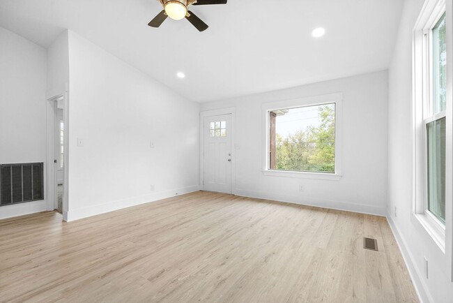 Building Photo - Newly Renovated 2 Bedroom Home For Rent!