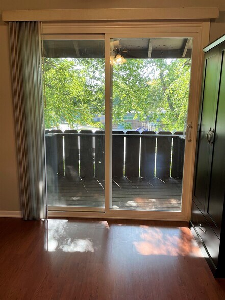 Balcony - 6216 Robinson St